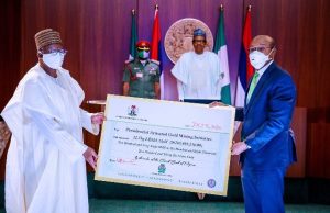 First 12.5k Nigerian processed Gold valued at N268.608 million presented to President Buhari