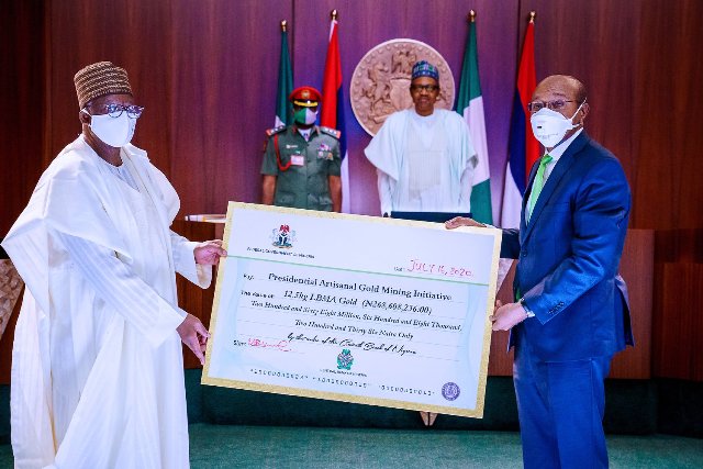 Godwin Emefiele presenting the Dummy Cheque to Chief of Staff, Prof Ibrahim Gambari