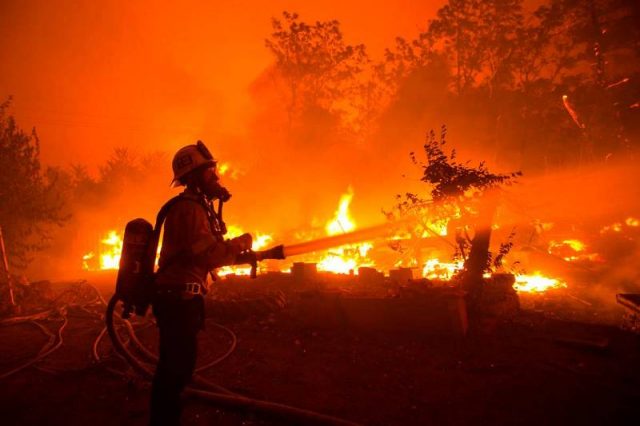 Wildfire rages in Southern Carlifornia AP Photo
