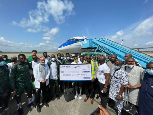 Air Peace chairman Allen Onyema fulfills promise to the Super Eagles
