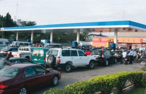 Regulator withdraws contaminated petrol from circulation after damages and outcry
