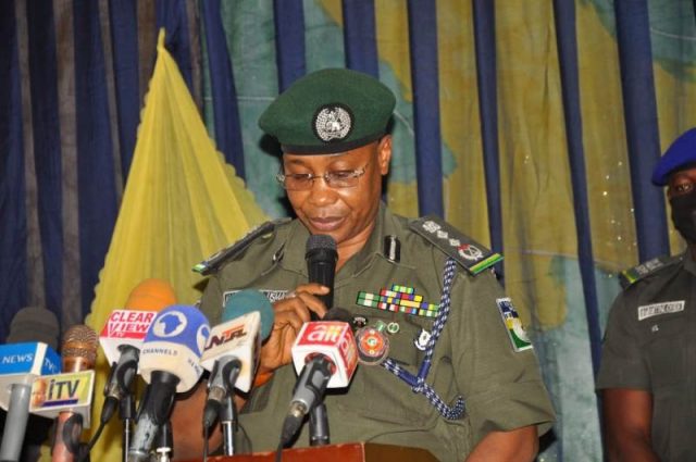 IGP BANS USE OF UNAPPROVED UNIFORMS, OUTFITS, ON ROUTINE OPERATIONS