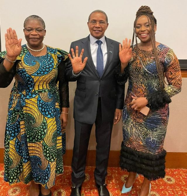 Dr Oby EzeKwesili (L) Chimamanda Ngozi Adichie (R) with Jakaya Kikwete, former President of Tanzania