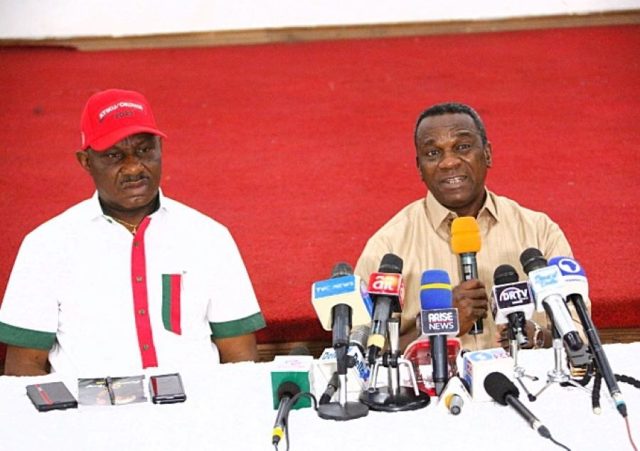 Commissioner for Finance, Delta State, Chief Fidelis Tilije, (R)
