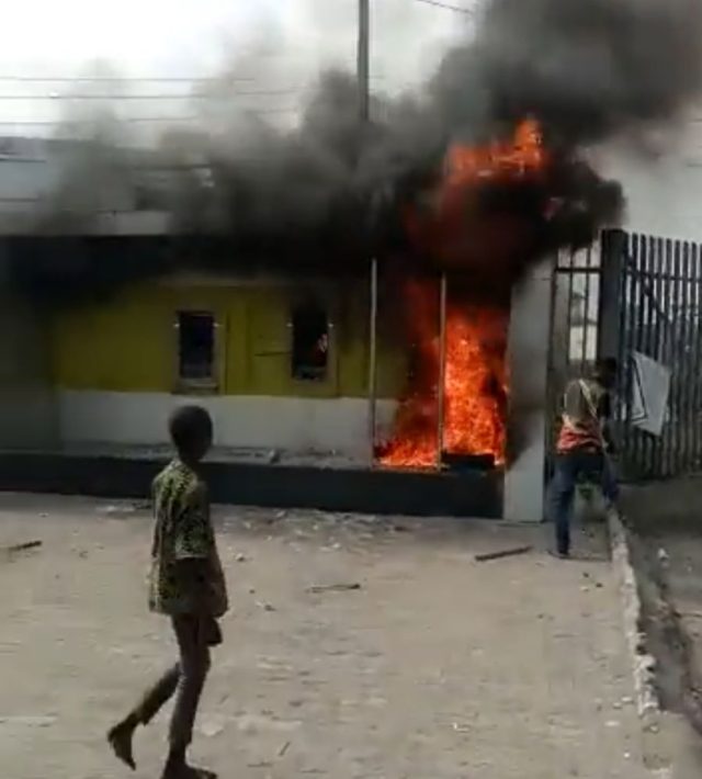 Angry youths burn bank in Warri, Delta State