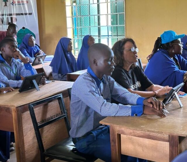 Cristian Munduate, UNICEF Representative in Nigeria with school children in Niger State