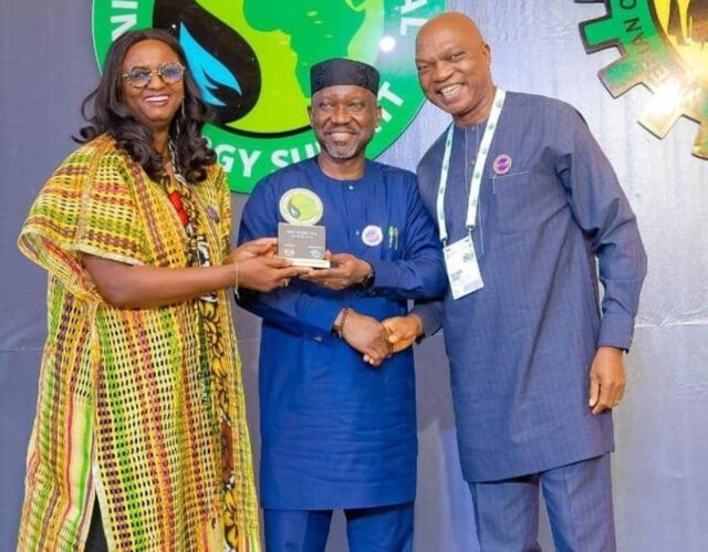Osagie Okunbor receiving the 2023 best exhibitor award