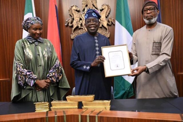 Presentation pf the latest gold bars to President Bola Ahmed Tinubu
