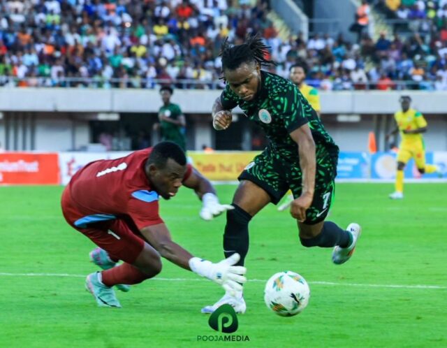 Ademola Lookman rounds the Rwandan goalkeeper, Ntwari Fiarce